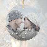 Erste Verheiratete Weihnachts Custom Foto White Sc Keramik Ornament<br><div class="desc">Erinnern Sie sich an das erste Weihnachtsfest Ihrer Ehe mit diesem schönen modernen Sake-Ornament. Der weiße Text lautet "Unser erstes Weihnachten als Mr. & Mrs." mit den Worten "Mr. & Mrs." in eleganter Handschrift mit Schnörkeln vor und nach. Ersetzen Sie das Beispielbild durch Ihr Lieblings-Foto, und fügen Sie Ihren Nachnamen...</div>