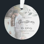 Erste Verheiratete Weihnachts-Foto Jahr-Skript Ornament<br><div class="desc">Erste Verheiratete Weihnachtsschrift Foto Jahr Drehbuch Ein romantischer Sake zum Feiern der besonderen Zeit Ihres ersten Weihnachts als Mr. und Mrs. und Memento in den Ferien zu kommen. Die Weihnachtstypografie und Mr. und Mrs. ist in einem modernen Set-Drehbuch und die Erholung des Textes können Sie leicht personalisieren und einfach ersetzen...</div>