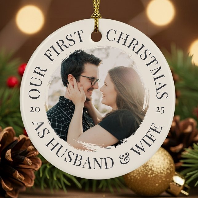Erste Weihnachten als Ehemann & Ehefrau Keramik Ornament (Front view—white ceramic round with “Our First Christmas as Husband & Wife” and year.)
