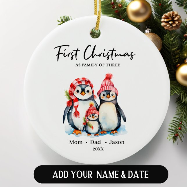 Erste Weihnachten als Familie von drei Pinguinen Keramik Ornament (Von Creator hochgeladen)