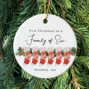 Erste Weihnachten als Familie von sechs Strümpfen Keramik Ornament