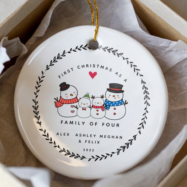 Erste Weihnachten als Familie von vier Snowmen Keramik Ornament (Von Creator hochgeladen)