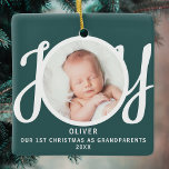 Erste Weihnachten als Großeltern Foto grün Keramikornament<br><div class="desc">Dieser Sake First Christmas As Grandeltern Foto-Ornament ist mit dem Wort JOY in stilvollen Schrift Typografie auf einem grünen Hintergrund dekoriert. Einfach anpassbar.</div>