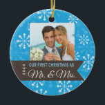 Erste Weihnachten als Herr & Mrs. Christmas Orname Keramikornament<br><div class="desc">Dieser Weihnachtsbaumschmuck mit einem blauen Hintergrund mit weißen Schneeflocken und dem Foto für Ihr Foto der Neuvermählten. Ein braunes Banner enthält den Wortlaut: Unsere erste Weihnachtszeit als Herr und Frau Die Rückseite hat das gleiche Banner und anpassbaren Text für den Namen der Braut & Bräutigam und das Hochzeitstag.</div>