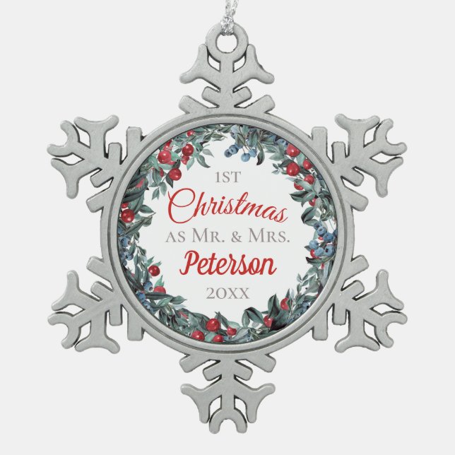 Erste Weihnachten als Herr und Frau Berries Wreath Schneeflocken Zinn-Ornament (Vorderseite)