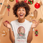 Erste Weihnachten als Mommy Red Truck T - Shirt<br><div class="desc">Erstklassiger Weihnachtsfest mit einem Foto Ihres Babys mit zwei Tönen roter Grenze,  Aquarellbäumen,  einem roten LKW und dem niedlichen Sprichwort "Meine ersten Weihnachten als Mami".</div>