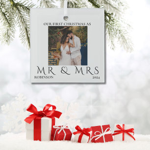 Erste Weihnachten als Mr. and Mrs Modern Couple Fo Ornament Aus Glas