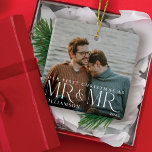 Erste Weihnachten als Mr. & Mr. Modern Couple Foto Keramikornament<br><div class="desc">Minimal und modern Ehepaar Foto erste Weihnachten als Mr. & Mr. Foto Ornament. Einfaches und modernes Design mit einem kompletten Foto-Design. Passen Sie Ihre Wünsche mit Ihrem Foto, Jahr und Namen an. "Mr. & Mr." Foto Overlay in einer eleganten Typografie. Perfekter Sake-Ornament mit Paaren, die ihre Ehe und erste Weihnachten...</div>