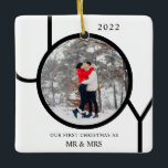 Erste Weihnachten als Mr. & Mrs. Foto Keramik Orna Keramikornament<br><div class="desc">Dieses moderne First Christmas als Mr. & Mrs. Foto Ornament ist mit dem Wort JOY in schwarz auf weißem Hintergrund dekoriert. Einfach mit Ihrem Foto und Namen anpassbar.</div>