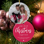 Erste Weihnachten als Mr. & Mrs. Script Foto Name  Keramik Ornament<br><div class="desc">Laden Sie Ihr Lieblings-Hochzeitsgeschenk hoch (vorzugsweise quadratisch),  fügen Sie Ihre Texte,  Namen und Datum ein,  und machen Sie diese trendigen,  modernen rosa Weihnachtsbaumschmuck zu einem wahren Geschenk,  um Sie an Ihre erste Weihnachtszeit zusammen als Mr. und Mrs.!</div>