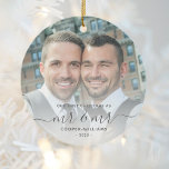 Erste Weihnachten als Mr. und Mr. LGBTQ Keepake Keramik Ornament<br><div class="desc">Erinnern Sie sich an das erste Weihnachtsfest Ihrer Ehe mit diesem schönen modernen Sake-Ornament. Der kohlegraue Text lautet "Unser erstes Weihnachten als Mr. & Mr." mit den Worten "Mr. & Mr." in eleganter Handschrift mit Schnörkeln vor und nach. Ersetzen Sie das Beispielbild durch Ihr Lieblings-Foto, und fügen Sie Ihren Nachnamen...</div>