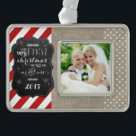 Erste Weihnachten als Mr. und Mrs. Chalkboard Orna Rahmen-Ornament Silber<br><div class="desc">Unsere allerersten Weihnachten als Mr. und Mrs. Burlap Dots and Stripes Chalkboard Foto Ornament Frame</div>