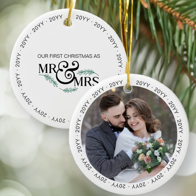Erste Weihnachten als Mr. und Mrs. Wedding Foto Keramik Ornament (Mr & Mrs first christmas ornament from the Newlywed Christmas Gift Ideas collection by Darling & May)