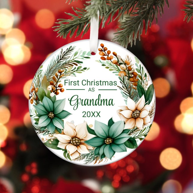 Erste Weihnachten als Oma White Green Poinsettias Keramik Ornament (Von Creator hochgeladen)