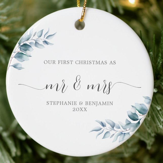 Erste Weihnachten Frau Botanical Ice Blue Elegant Keramik Ornament (our first christmas mr mrs newlywed couple photo ornament winter wreath greenery elegant minimalist)