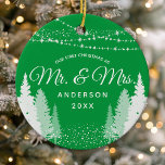 Erste Weihnachten Frau Green Winter String Lights Keramik Ornament<br><div class="desc">Feiern Sie die ersten Weihnachten der Neuvermählten mit diesem charmanten Keramik-Ornament. Das Design zeichnet sich durch eine grüne Wintersaitenleuchte mit den Worten "Mr. & Mrs." in einem klassischen Drehbuch. Dieser personalisierte Sake macht eine nachdenkliche Hochzeit oder Hauswärmung. Das hochwertige Ornament ist bereit zum Aufhängen und wird für viele Jahre geschätzt....</div>