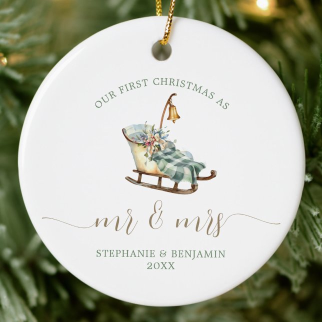 Erste Weihnachten Frau Wedding Sleigh Kariertes Fo Keramik Ornament (our first christmas mr mrs newlywed couple photo ornament winter wedding sleigh green tree tartan)