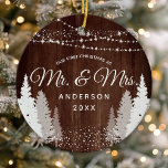 Erste Weihnachten Frau Wood Winter String Lights Keramik Ornament<br><div class="desc">Erste Weihnachtszeit Mr. & Mrs. Wood Winter String Lights Keramik Ornament. Dieses Design bietet schöne Saitenleuchten,  rustikale Winterkiefern und Schnee!</div>
