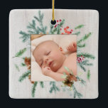 Erste Weihnachten Großeltern Winter Grüne Foto Keramikornament<br><div class="desc">Erste Weihnachten als Oma & Opa mit Weihnachtsgrün, Heilige Beeren und Kiefernzapfen. Personalisiert mit Datum und Ihrem wunderschönen Foto gerahmt in üppiger Winterlandschaft. Unser hochwertiges Template macht es Ihnen so einfach, Ihr besonderes Ornament individuell zu gestalten. Das Ornament ist ein schönes Geschenk, das für viele Jahre geschätzt wird. Die Verzierung...</div>
