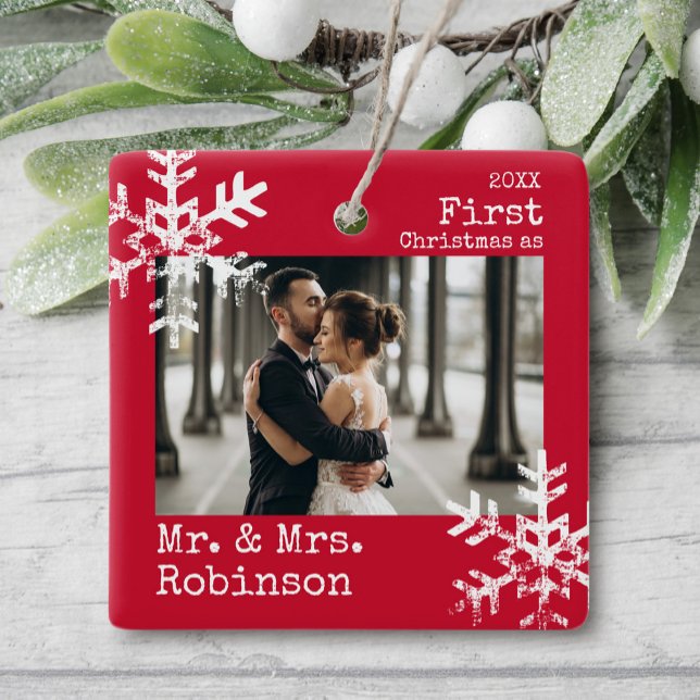 Erste Weihnachten Herr & Mrs. Custom Foto Snowflak Keramikornament (Rustic snowflake family holiday keepsake photo ornament perfect for gifts to bring joy to others.)