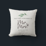 Erste Weihnachten Herr und Frau Heirloom Throw Pil Kissen<br><div class="desc">Design zeigt Unsere ersten Weihnachten als Mr. und Mrs. in Kalligraphie Skript mit Aquarelllaurel Weihnachtszweig. Einfache Anpassung von Nachrichten,  Namen und Jahr. Wunderschönes Erbgeschenk für die Neuvermählten während der Weihnachtszeit.</div>