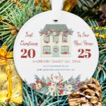 Erste Weihnachten in der New Zuhause Housewarming- Ornament<br><div class="desc">Weihnachten in neuen Zuhause-Familie Sake-Baum-Ornament mit einem modernen traditionellen Weihnachtsblumenkranz dekoriert Kieferngrün niedlichen Haus und eine dunkelrote lässige Typografie personalisiert mit Familiennamen ersten Innen Hirschantler.               Einfach an Ihre neuen Adressdaten,  Familiennamen und Monogramme anpassen.</div>
