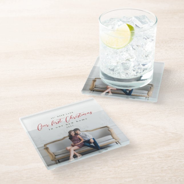 Erste Weihnachten in unserer neuen Zuhause-Adresse Glasuntersetzer (Schrägansicht)