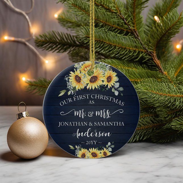 Erste Weihnachten Mr. & Mrs. Blue Imitats Wood Sun Keramik Ornament (First Christmas Mr & Mrs Blue Faux Wood Sunflowers Ceramic Ornament)
