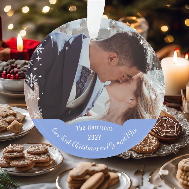 Erste Weihnachten Mr. & Mrs. Snowflakes Foto Ornament (Our First Christmas as Mr. & Mrs. Elegant Modern Calligraphy Personalized Photo Heart Snowflakes)