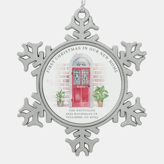 Erste Weihnachten Neue Zuhause Red Door gepunktete Schneeflocken Zinn-Ornament (Vorderseite)
