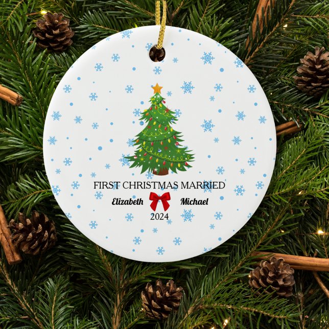 Erste Weihnachten Verheiratet 2024 Custom Couple Keramik Ornament (First Christmas Married 2024 Custom Couple Ceramic Ornament)