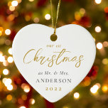 Erste Weihnachten Verheiratet als Mrs. Wedding Fot Keramik Ornament<br><div class="desc">Maßgeschneiderte,  herzenförmige Weihnachtsschmuck mit moderner Goldkalligraphie "Unser 1. Weihnachten". Personalisieren Sie Ihre Hochzeit mit Foto,  Name und Datum.</div>