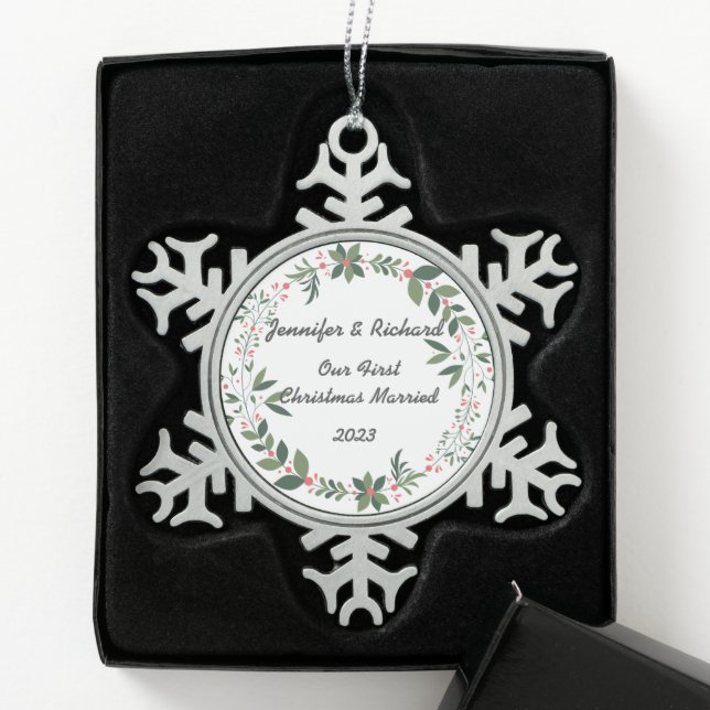 Erste Weihnachten Verheiratete bearbeitete Namen u Schneeflocken Zinn-Ornament (Box)