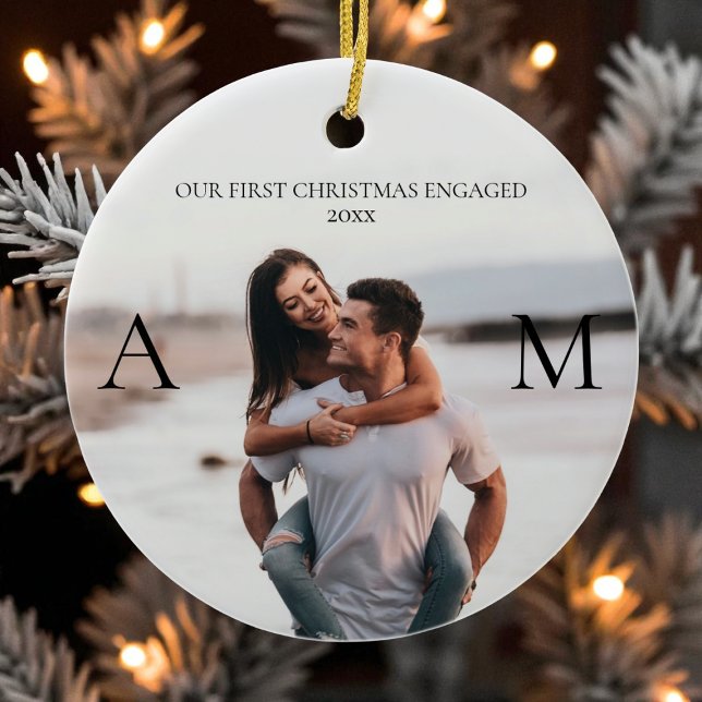 Erste Weihnachten Verlobt Modernes Haus 2 Foto Keramik Ornament (First Christmas Engaged Modern Couple 2 Photo Ceramic Ornament)