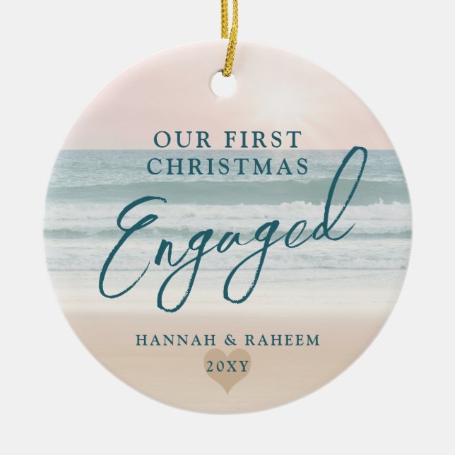Erste Weihnachts Beach Verlobung Ocean Pastel Keramik Ornament (Vorne)