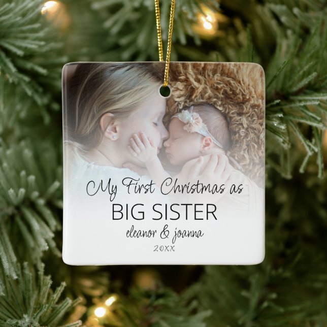 Erste Weihnachts Big Sister Foto Overlay-Namen Keramikornament (Baum)