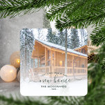 Erste Weihnachts Neue Zuhause Custom Foto Green Sc Ornament Aus Metall<br><div class="desc">Erinnern Sie sich an Ihr erstes Weihnachtsfest in Ihrer neuen Zuhause mit diesem schönen modernen Sake-Ornament. Der dunkelgrüne Text lautet "Erste Weihnachten in unserer neuen Zuhause", mit den Worten "Neue Zuhause" in elegantem Schriftzeichen mit Schnörkeln vor und nach. Ersetzen Sie das Beispielbild durch ein Foto Ihres neuen Hauses und fügen...</div>