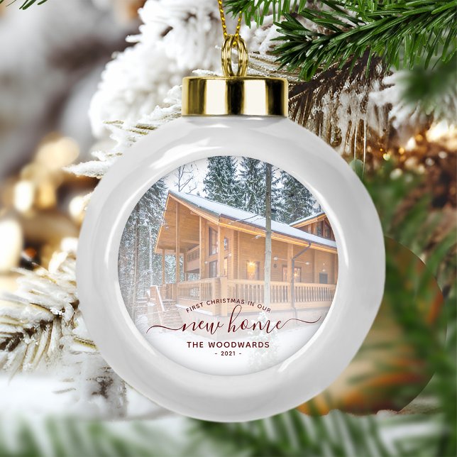 Erste Weihnachts Neue Zuhause Custom Foto Red Scri Keramik Kugel-Ornament (Von Creator hochgeladen)
