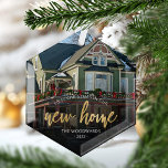 Erste Weihnachts-Neuerscheinung Zuhause Gold Scrip Ornament Aus Glas<br><div class="desc">Erinnern Sie sich an Ihr erstes Weihnachtsfest in Ihrer neuen Zuhause mit diesem schönen modernen Sake-Ornament. Der Text lautet "Erste Weihnachten in unserer neuen Zuhause", mit den Worten "Neue Zuhause" in elegantem Imitat-Folienskript. Ersetzen Sie das Beispielbild durch ein Foto Ihres neuen Hauses und fügen Sie den Nachnamen Ihrer Familie in...</div>