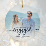 Erste Weihnachts Verlobt Foto Navy Blue Script Keramik Ornament<br><div class="desc">Gedenken Sie Ihre Verlobung mit diesem schönen modernen Sakraldekor. Der marineblaue Text lautet "Unser erstes Weihnachten verlobt", mit dem Wort "verlobt" in fett gedruckter Schrift mit Schnörkeln vor und nach. Ersetzen Sie das Beispielbild durch Ihr Lieblings-Foto, und fügen Sie Ihre Namen und das Jahr hinzu. Mithilfe eines Farbverlaufsefilters wird der...</div>