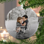 Erste Weihnachts Verlobte benutzerdefinierte Foto  Ornament Aus Glas<br><div class="desc">Gedenken Sie Ihre Verlobung mit diesem schönen modernen Sakraldekor. Der weiße Text lautet "Unser erstes Weihnachten verlobt", mit dem Wort "verlobt" in eleganter Handschrift mit Schnörkeln vor und nach. Ersetzen Sie das Beispielbild durch Ihr Lieblings-Foto, und fügen Sie Ihre Namen und das Jahr hinzu. Ein Filter mit dunklem Farbverlauf hilft,...</div>