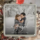 Erste Weihnachts Verlobte benutzerdefinierte Foto  Ornament Aus Metall<br><div class="desc">Gedenken Sie Ihre Verlobung mit diesem schönen modernen Sakraldekor. Der weiße Text lautet "Unser erstes Weihnachten verlobt", mit dem Wort "verlobt" in eleganter Handschrift mit Schnörkeln vor und nach. Ersetzen Sie das Beispielbild durch Ihr Lieblings-Foto, und fügen Sie Ihre Namen und das Jahr hinzu. Ein Filter mit schwarzem Farbverlauf hilft,...</div>