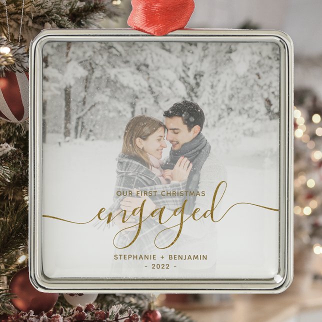 Erste Weihnachts Verlobte Custom Foto Gold Script Ornament Aus Metall (Von Creator hochgeladen)