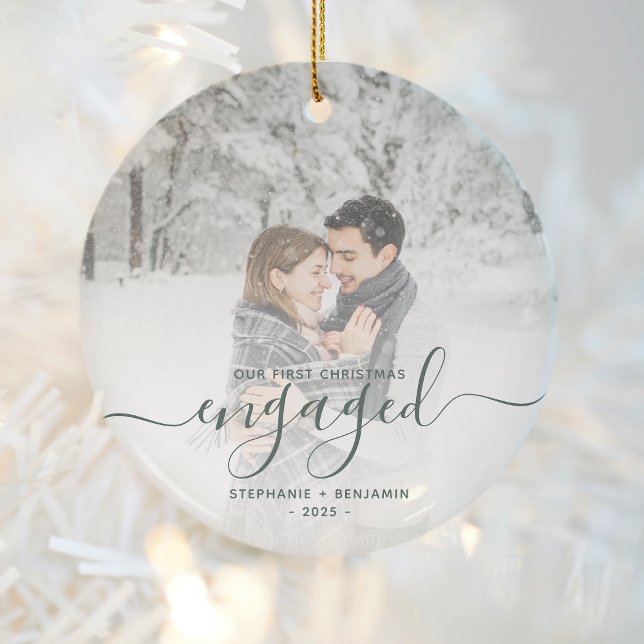 Erste Weihnachts Verlobte Custom Foto Green Script Keramik Ornament (Von Creator hochgeladen)