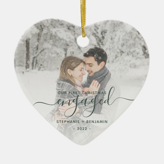 Erste Weihnachts Verlobte Custom Foto Green Script Keramik Ornament (Vorne)