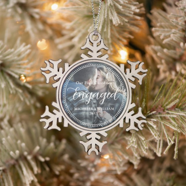 Erste Weihnachts-Verlobte Script-Overlay-Foto Schneeflocken Zinn-Ornament (Baum)