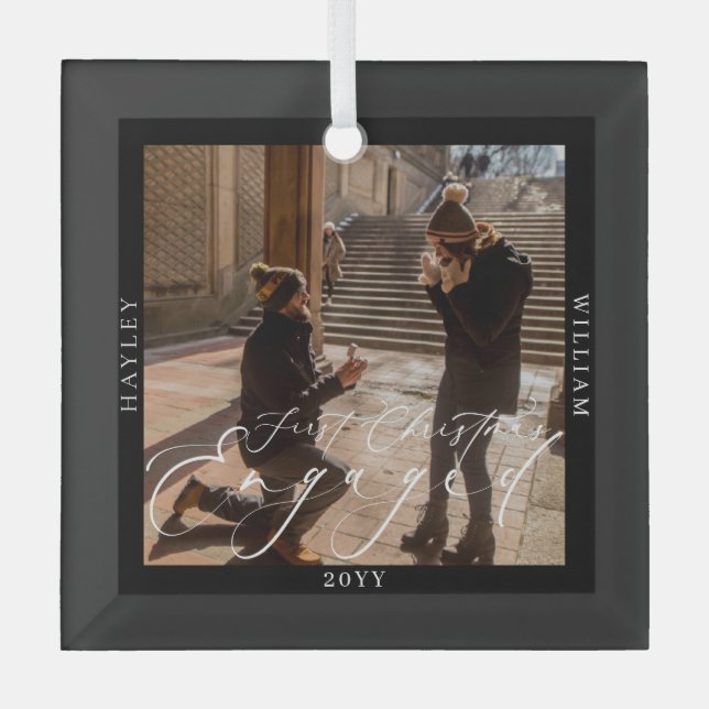 Erste Weihnachts Verlobtes Foto Black Ornament Aus Glas (Vorderseite)