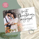 Erste Weihnachts Verlobtes Foto Feiertagskarte<br><div class="desc">Erste Weihnachten Verlobtes Foto Custom. Lieblich zu feiern Ihre erste Weihnachten nach Ihrer Verlobung. Ein spielerisches Set-Skript für den Header-Text und einfach zu personalisieren mit Ihrem Gruß und Namen. Ersetzen Sie das Beispiel-Foto durch das eigene. Ein Gradientenüberlagerungsschicht befindet sich oben auf Ihrem Foto, sodass er beim Erreichen des Zentrums verblasst,...</div>