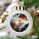 Erste Weihnachts Verlobtes Foto Modernes Weißes Dr Keramik Kugel-Ornament<br><div class="desc">Gedenken Sie Ihre Verlobung mit diesem schönen modernen Sakraldekor. Der weiße Text lautet "Unser erstes Weihnachtsfest verlobt", mit dem Wort "verlobt" in eleganter Kalligraphie-Schrift mit dekorativen Swashes vor und danach. Ersetzen Sie das Beispielbild durch Ihr Lieblings-Foto, und fügen Sie Ihre Namen und das Jahr hinzu. Ein Filter mit dunklem Farbverlauf...</div>