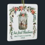 Erste Weihnachts-Winter-Dealer Grünes FOTO BACK Keramikornament<br><div class="desc">Elegantes Kalligrafieschrift,  Unser First Christmas Watercolor Winter Floral Deer Ornament beinhaltet rote Poinsettias,  weiße Rose,  Kiefernzapfen,  Baumwolle und Wintergrün. Wasserfarbe Mason Jar mit Hirsch und Buchse in Pinien Wald. Foto zurück.</div>
